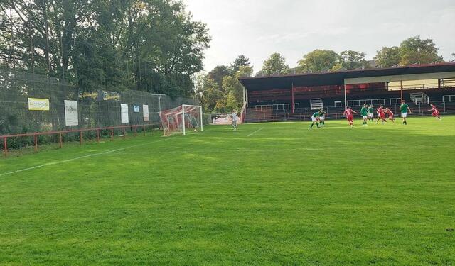 Der Ball liegt im Tor. Torschütze Ferhat Bikmaz wird von seinen Mannschafts-Kollegen umarmt. So kann es weitergehen. Leider kam es anders. Der OSV verlor mit 1:2.