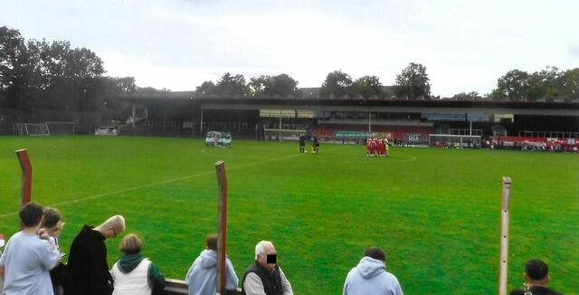 Zahlreiche Zuschauer umsäumen das Spielfeld. Leider wurde die  Haupttribüne wenige Tage vor dem Jubiläum gesperrt. Noch schnell ein Kreis gebildet, dann geht das Spiel los.