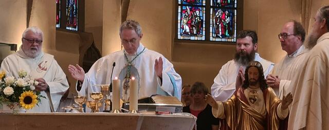 S. E. Erzbischof Dr. Georg Gänswein mit Konzelebranten