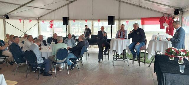 2 neue Talkgäste. Links: Erich Riemer, er ist die OSV-Legende schlechthin, sowohl im fußballerischen als auch im administrativen Bereich, ohne ihn würde es den OSV in dieser Form vermutlich nicht mehr geben. Und rechts am Tisch? Wer kennt ihn nicht? Neben Walter Rodekamp und Hans Siemensmeyer ist Dieter Schatzschneider einer der ganz Großen in Hannovers Fußball-Historie nach dem 2. Weltkrieg.