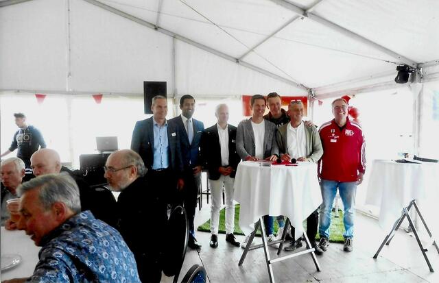 Jetzt sind sie noch einmal vereint. Zwischen Steffen Krach und Dirk Runge (nur Kopf): Bundestagsabgeordneter Adis Ahmetovic (SPD). Hielt keine Rede.