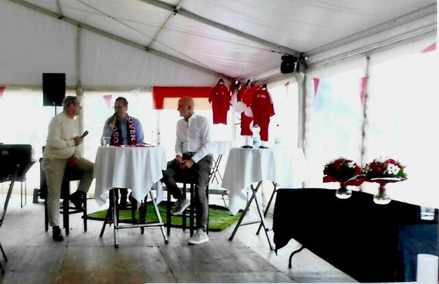 Ehemaliger Torwart Reinhart Dittel (mit Mikrofon) und Frank Witter, ehemaliger OSV-Spieler und jetziger Aufsichtsratsvorsitzender des 1. Fußball-Bundesligaclubs VfL Wolfsburg (seit 2018).