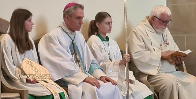 S. E. Erzbischof Dr. Georg Gänswein zwischen den Signiferi,
Insignien- also Mitra- und Stabträger, sowie Konzelebrant 