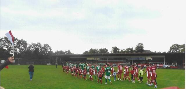 Zum Jubiläum gab es die Spielpaarung OSV Hannover gegen HSC Hannover. Mit Kindern des OSV an der Hand betreten die Mannschaften das Spielfeld.