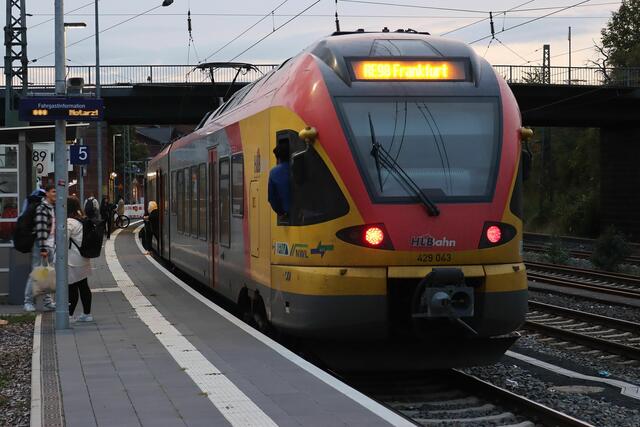 Der RE98 nach Frankfurt stand um 19:05 Uhr auf Gleis 5. Er ist erst gegen 19:40 abgefahren.
