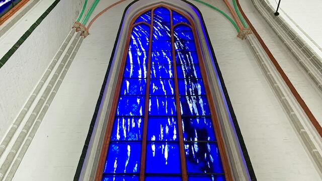 Die blauen Uecker-Fenster, die der Künstler selbst als „Lichtbogen“ bezeichnet, sollen an die gotische Tradition der Kirche anknüpfen. Foto: Helmut Kuzina