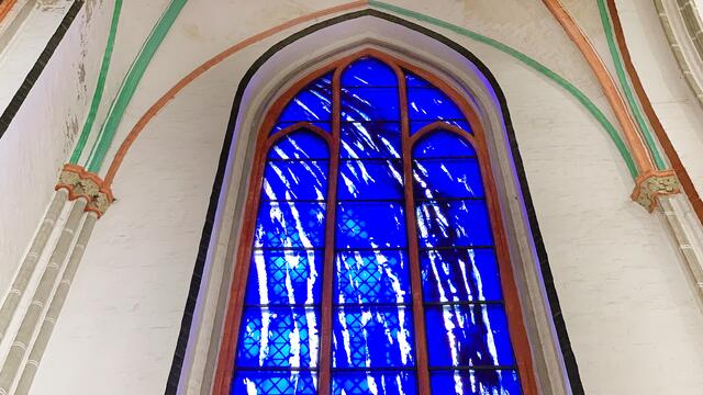 Mit einem Ätz-Verfahren wurden die blauen Gläser in eigens dafür abgeschotteten Kabinen gestaltet. Foto: Helmut Kuzina