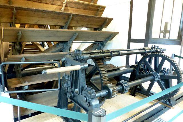 Zwei riesige Wasserräder treiben die Technik an.