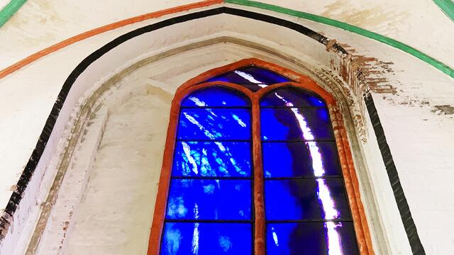 Mit der Fensterherstellung nach den Entwürfen von Günther Uecker war das Glasstudio Derix in Taunusstein beauftragt worden. Foto: Helmut Kuzina