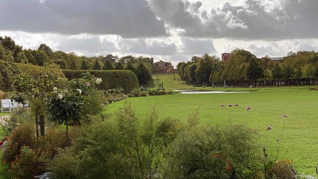 Eine Sichtachse vom Schlossgarten über Permosers Sandsteinfiguren bis zum Hang des Ostorfer Bergs. Foto: Helmut Kuzina