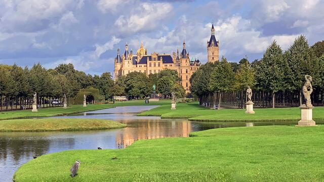 Eine schöne Sichtachse gibt es im Schweriner Schlossgarten: Vom Kreuzkanal reicht der Blick über die Permoser-Sandsteinfiguren bis zu den Schlosstürmen hinter den alten Kastanien. Foto: Helmut Kuzina
