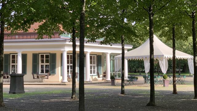 Am Schlossgartenpavillon, einem Gartenlokal. Foto: Helmut Kuzina