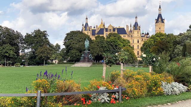 Auf dem Rundweg durch den Schlossgarten. Foto: Helmut Kuzina