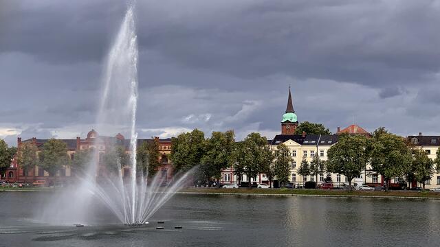 Die Pfaffenteich-Fontäne (im Hintergrund die Schelfkirche) sprüht das Wasser bis zu 15 m hoch. Foto: Helmut Kuzina