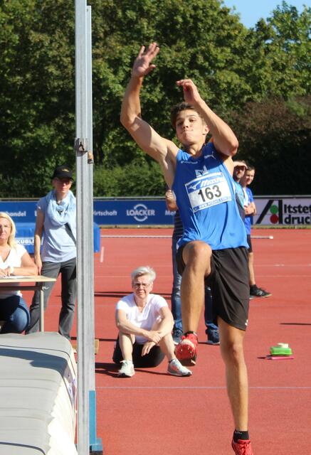 Phil Scheure mit Bestleistung im Hochsprung