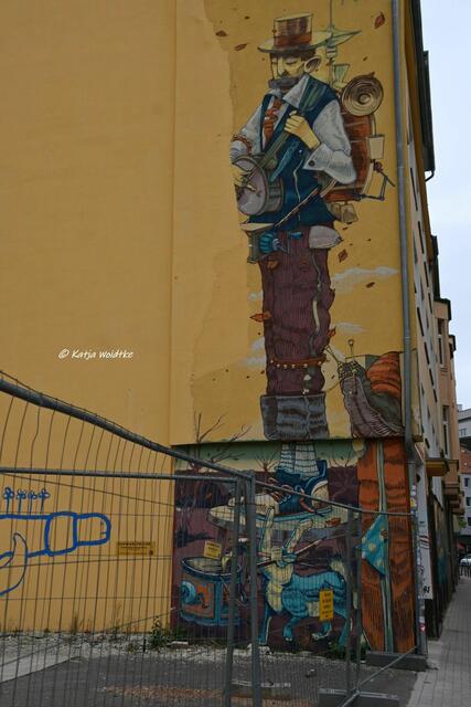 Hola Utopia! Hannover

Rookie the Weird hat dieses phantastische Mural 2021 in der Oberstraße auf die Hauswand gezaubert  | Foto: Katja Woidtke