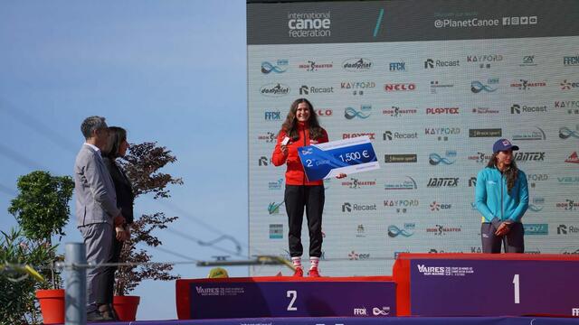 Elena Lilik Kanu Schwaben Augsburg beim Weltcup in Paris bekommt sie für Ihre Leistungen der gesamten Weltcup Saison 2023 über auf den zweiten Platz, rechts Jessica Fox auf dem 1. Platz | Foto: Uta Büttner