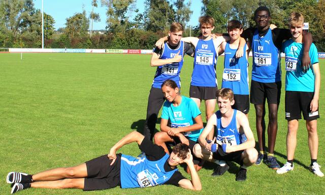 Vizemeister wurde das Jugend U18-Team der LG Zusam in Donauwörth - Phil Scheurle (liegend), Leonard Büchele, Jannik Leier (sitzend) sowie Laurenz Bauch, Anton Eser, Jakob Hof, Donatus Olowookere, Jonathan Carter (stehend)



