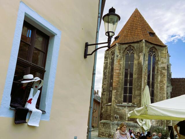 Marienkirche am Dom. Davor Cafés und eine Boutique.