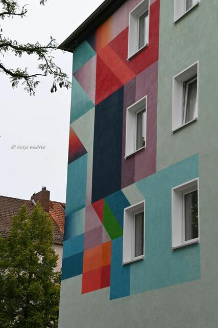 Hola Utopia! 2023

Am E-Damm hat sich die spanische Künstlerin Anna Taratiel auf der Hauswand verewigt | Foto: Katja Woidtke