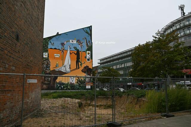 Hola Utopia!

Freie Sicht auf "BEFORE HUMANS WE ARE ALL ANIMALS" von BeNeR1 und Etaja aus dem Jahr 2020 | Foto: Katja Woidtke