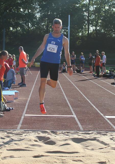 Tobias Anton beim Weitsprung - Bayerischer Meister