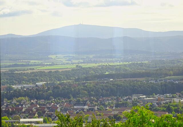 Blick durch ein Fenster des Harlyaussichtsturms in Richtung Brocken. Im Vordergrund der Ort Vienenburg.