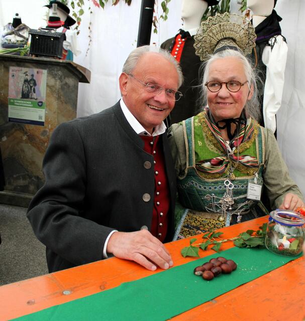 Trachtenberaterin Monika Hoede mit Stellvertretendem Bezirkstagspräsidenten Alfons Weber  | Foto: Luis Walter