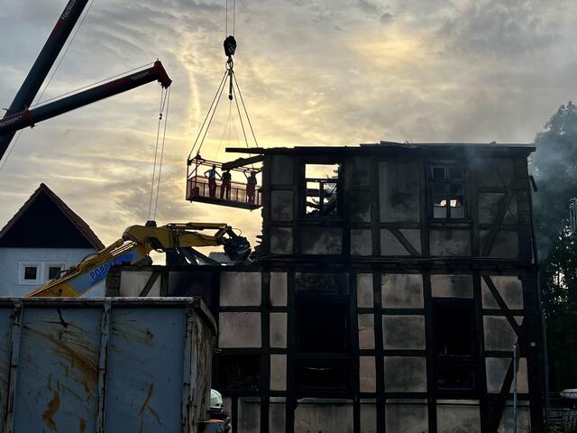 Gegen Abend 19:00 Uhr, Beginn des Abtragen von Mauerteilen zum Schutz des Nachbarhauses