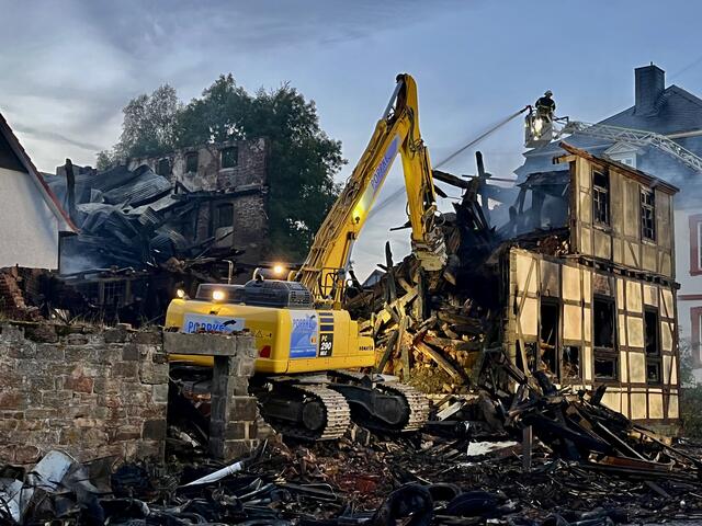 Abriss noch in den Abendstunden in die Nacht