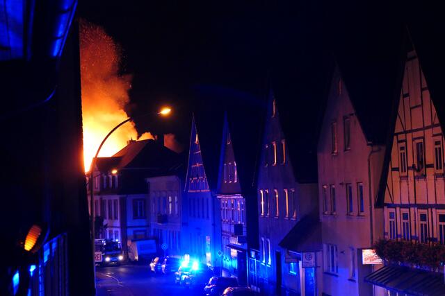 Feuer bricht aus dem Dachstuhl aus