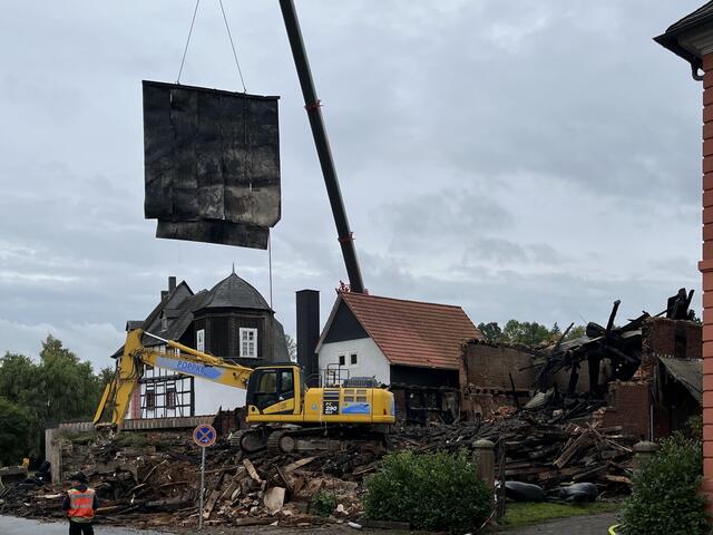 Schutzwand wird mittels Kran neben die Abbruchstelle geschwenkt