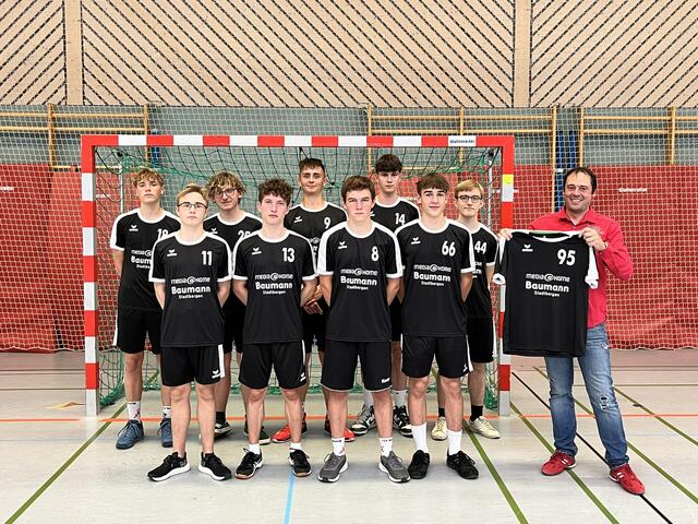 Der neue Sponsor Thomas Kalchschmid von media@home Baumann Stadtbergen stattet die männliche A-Jugend mit neuen Trikots aus.