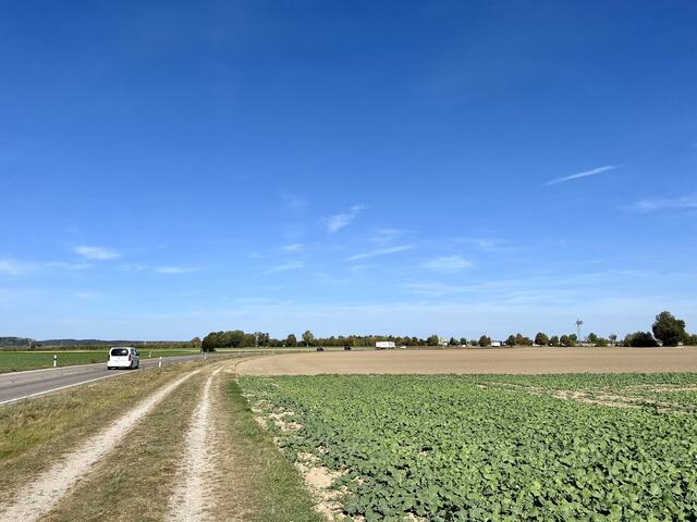 Autobahnzubringer von Neusäß kommend entlang der Frischluftschneise und dem regionalen Grüngürtel mit Blick nach Norden, im Hintergrund ist der Kreisverkehr mit Abzweig zum Güterverkehrszentrum zu erkennen, Oktober 2023