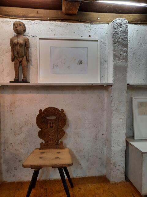 Bitte Platz zu nehmen im Haus der Kulturen Diedorf: Aktive Chiffren, Skulptur aus Burkina Faso und einem Mascaronstuhl aus der Neorenaissance