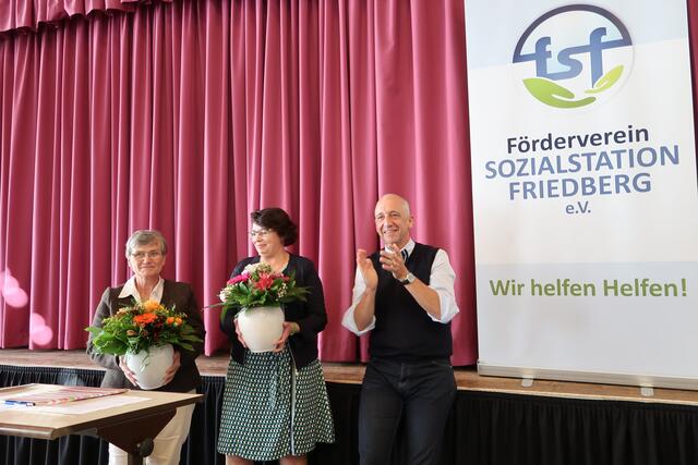 Blumen zum Abschied und zur Begrüßung: Dr. Hannes Proeller dankte der Geschäftsführerin der Sozialstation Hochzoll und Friedberg, Gudrun Jansen (links), für ihr engagiertes Wirken, das die Einrichtung wesentlich geprägt hat. Sie übergibt ihr Amt zum Jahresende an ihre Nachfolgerin Melita Resler