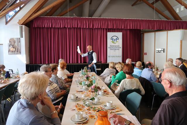 Dass eine Mitgliederversammlung alles andere als langweilig und trocken sein kann, erlebten die anwesenden Besucher im Pfarrsaal St. Jakob. Der Vorsitzende des Fördervereins, Dr. Hannes Proeller, sorgte für einen unterhaltsamen Nachmittag
