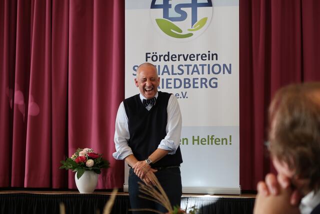 Unter dem Motto "Lachen ist gesund" erklärte Dr. Hannes Proeller in einem höchst unterhaltsamen Vortrag die medizinische Wirkung von Lachen - und trug zweifellos zur Gesunderhaltung der Mitglieder bei 