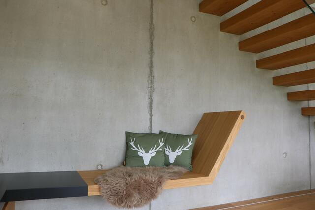 Maßangefertige Liege unter Treppe. | Foto: Madlen Ellmenreich