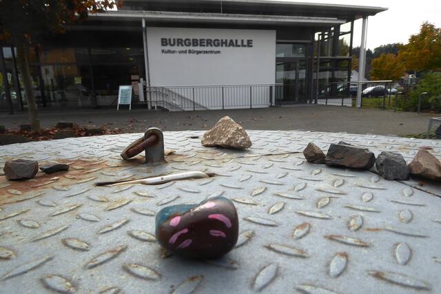 Der Ederstein wartet an der Burgberghalle in Battenberg (Eder) auf seine weitere Wanderschaft.