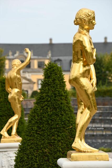 Wasserspiele und barocke Pracht im Großen Garten Herrenhausen

Goldene Figuren im Gartentheater | Foto: Katja Woidtke