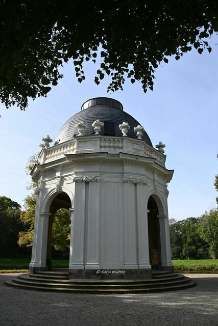 Wasserspiele und barocke Pracht im Großen Garten Herrenhausen

Pavillon am südlichen Ende des Gartens. Er wurde nach Plänen des Hofarchitekten Louis Remy de la Fosse errichtet - erst in Holzbauweise, nach einem Brand 1752 als Massivbau. | Foto: Katja Woidtke
