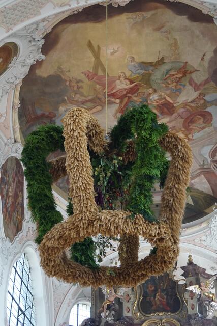 Foto: Die herrliche Erntedankkrone im Kirchenschiff des Westendorfer Gotteshauses. (Bild: Stefan Binger)