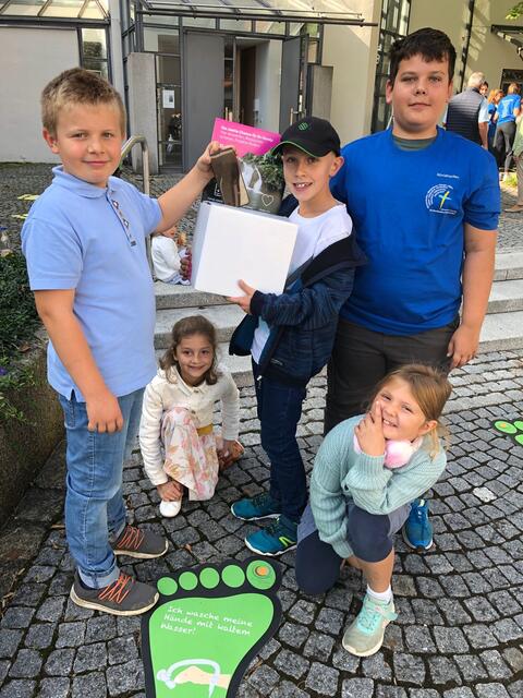 Foto: Stolz zeigen diese Kinder die Box, die ab sofort in den Büchereien Ellgau und Westendorf steht, die zur Entsorgung alter Handys gedacht ist. 
