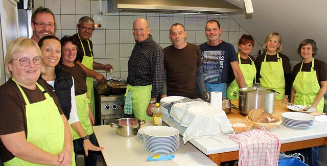 Bei traditionellen Herbertshofner Krauthobeltag des Obst- und Gartenbauvereins hatten Günter Wünsch, Uwe Schilling, Johannes Schöner, Manuela Vogel, Thorsten Brommer, Helmut Kaiser und Stefanie Kempter (von links) alle Hände voll mit der Vorbereitung zur Verarbeitung von 45 Zentner Krautköpfen zu tun. | Foto: Peter Heider