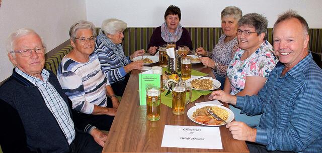 Guten Appetit. Viele Krautfreunde waren begeistert von den Spezialitäten aus der Gartlerküche | Foto: Peter Heider