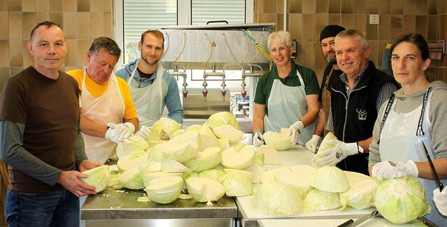 Das Küchenteam bereite deftige Krautspezialitäten für den Mittagstisch zu | Foto: Peter Heider