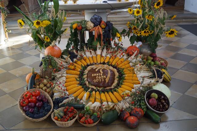 Foto: Der liebevoll gestaltete Erntedankaltar in St. Georg in Westendorf. (Foto: Stefan Binger)