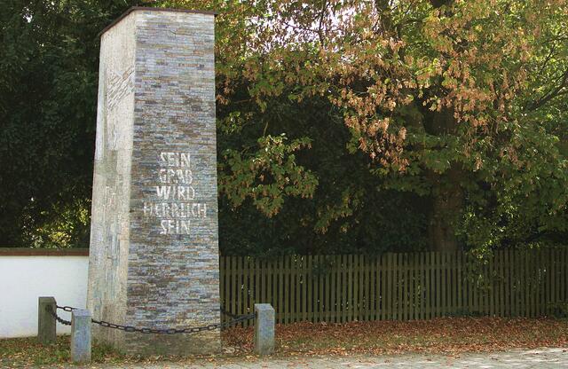 Das marode Kriegerdenkmal auf dem Herbertshofner Friedhofsvorplatz wird abgerissen und durch ein neues Mahnmal ersetzt. | Foto: Peter Heider