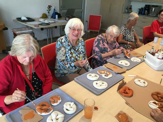Herstellen der Deko fürs Oktoberfest
